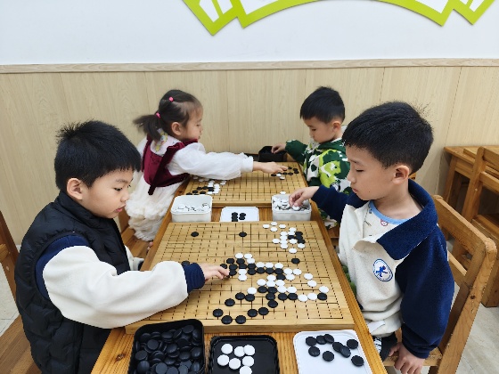 4、小棋手們兩兩對坐，眼神專注，正在認真的思考每一步落子呢_副本.jpg