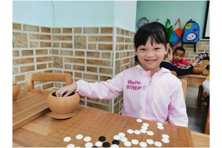 抱著手機打游戲，不如報個圍棋課！